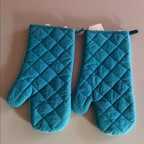 Christmas Snowman oven mitts -Two- Tags on - no flaws- Have not been used. - Picture 3 of 5